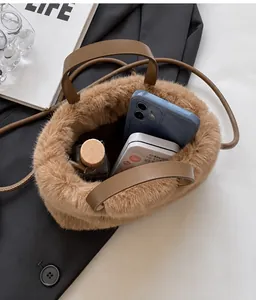 Vue détaillée du sac à main en peluche marron avec grand compartiment et bandoulière