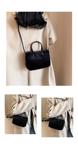Vue détaillée d'un mini sac à main en fausse fourrure noire avec poignées et bandoulière