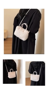 Détail du sac à main en fausse fourrure beige avec bandoulière réglable pour femmes