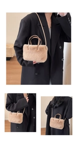 Détail de la texture en fausse fourrure kaki et des doubles poignées du sac à bandoulière