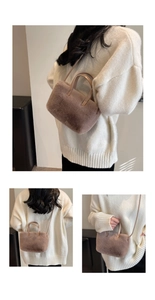 Sac à main en peluche rose poudré porté en bandoulière et à la main par le mannequin
