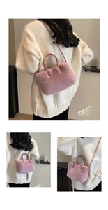 Sac à main rose en fausse fourrure avec lanières en cuir dans un cadre chic