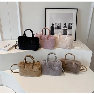 Vue détaillée de sacs à main en peluche en six couleurs avec bandoulières chic