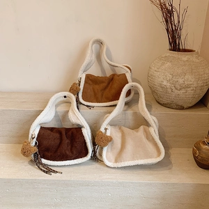 Große flauschige Umhängetasche in Braun und Beige mit Plüschbesatz und Bärenanhänger