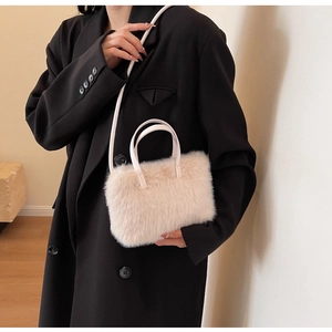 Détail d'un sac à main en fausse fourrure abricot doux avec texture pelucheuse