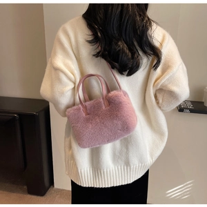 Vue détaillée du sac cabas rose en peluche avec texture douce et poignée en cuir