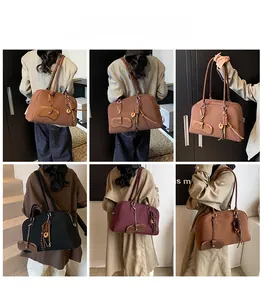 Dettaglio della borsa a tracolla in pelle opaca con nappe in vari colori vintage