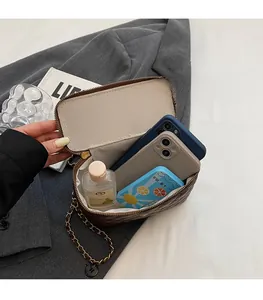 Innenansicht der braunen Stepp-Box-Tasche mit großem Fassungsvermögen für den täglichen Bedarf