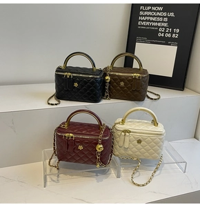 Gesteppte Ketten-Kosmetiktasche in Schwarz, Braun, Rot und Beige mit Goldperle