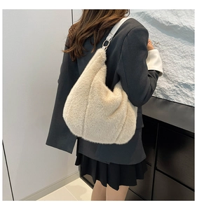 Détails d'un sac hobo en fausse fourrure beige avec des lanières en cuir souple