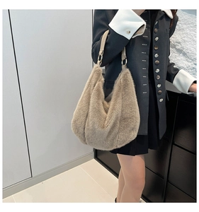 Gros plan d'un grand sac hobo en fausse fourrure kaki avec anneau métallique sur l'épaule