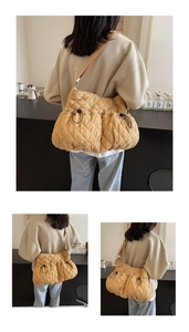Nahaufnahme von gestepptem Rautenmuster und verstellbaren Kordelzügen der Khaki-Tasche