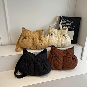 Minimalistische gesteppte Umhängetasche in vier klassischen Farben mit Tunnelzugtaschen