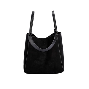 Grand sac cabas noir en simili cuir et suède avec deux anses sur fond blanc neutre