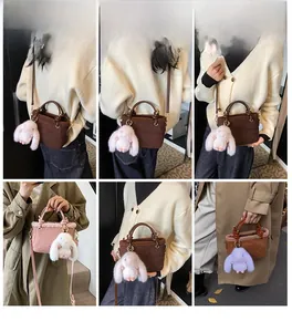 Collage de mini sacs seaux d'hiver café, rose et caramel avec breloques lapin en peluche