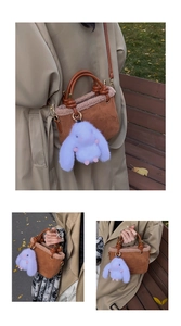 Sac bandoulière en daim marron avec bordure en peluche et pendentif lapin violet