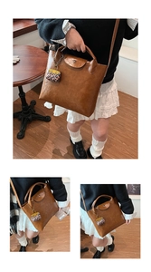 Detailweergave van bruine vintage tas met luipaardprint hanger op houten achtergrond