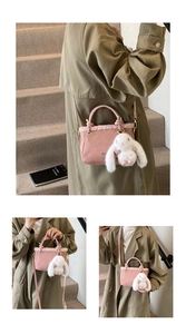 Détail du sac à main rose avec garniture en fourrure et un charmant pendentif lapin blanc