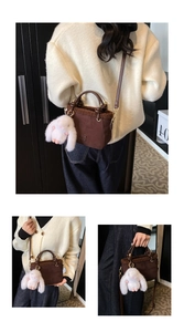 Sac seau marron avec bordure en fourrure et lapin en peluche blanc présenté en trois styles
