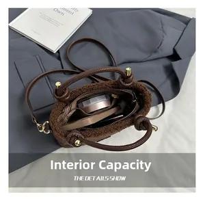 Vue intérieure du sac en peluche marron montrant l'espace pour cosmétiques et téléphone