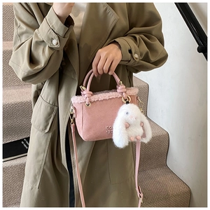 Secchiello in camoscio rosa con bordo in finta pelliccia bianca e ciondolo a coniglio