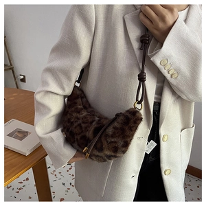 Détail du sac bandoulière en peluche léopard avec bandoulière en cuir marron noué