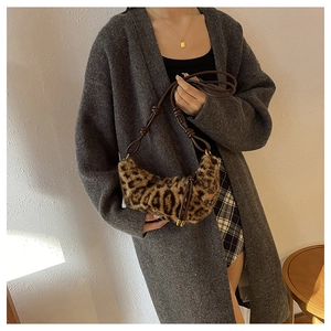 Détail du sac croissant en fausse fourrure léopard avec bandoulière et nœud chic