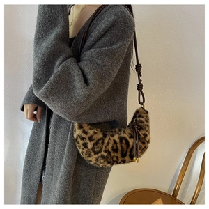 Sac hobo en fausse fourrure léopard avec bandoulière en cuir en décor intérieur