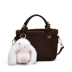 Sac seau marron en fausse fourrure avec charme lapin peluche et détails dorés chics