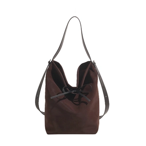Sac hobo en daim marron pour femme avec détail nœud et bandoulière en cuir