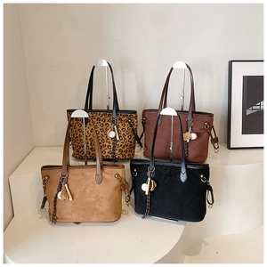Sacs cabas en daim en léopard, marron et noir avec pendentifs sportifs sur supports