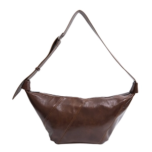 Große braune Leder-Halbmond-Tasche mit Steppnähten und breitem Schultergurt für Damen