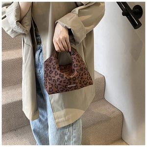 Detail der trendigen Leopard-Handtasche mit braunem Ledergriff und silbernem Metall-Accessoire