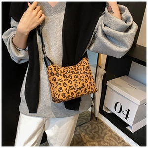 Detail der halbmondförmigen Tasche mit Leopardenmuster und Lederriemen