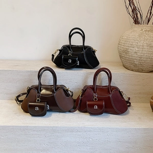 Borsa Boston vintage in ecopelle lucida con elegante mini borsellino decorativo appeso