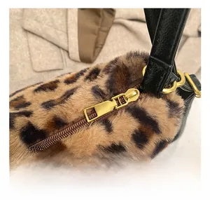 Gros plan du sac en fausse fourrure léopard avec détails de quincaillerie dorée raffinée