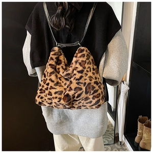 Gros plan du sac à dos en fausse fourrure léopard avec bretelles cuir et boucles métal