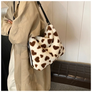 Vue détaillée du sac cabas en fausse fourrure crème avec motifs cœurs et bandoulière