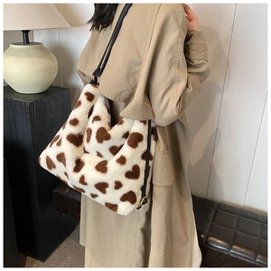 Sac à bandoulière en fausse fourrure à motif de cœur avec sangle en cuir ajustable