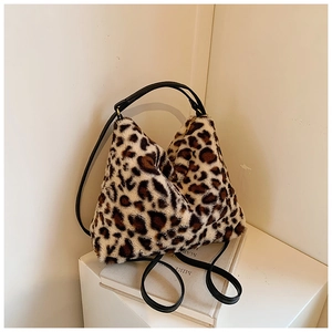 Gros plan d'un sac à main en fausse fourrure léopard avec de fines bretelles noires