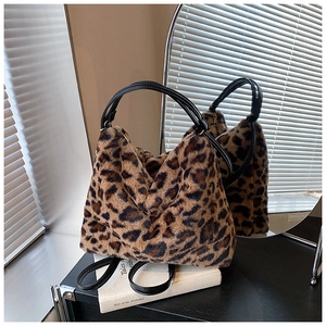 Détails du sac cabas léopard en fausse fourrure avec poignées en cuir noir chic
