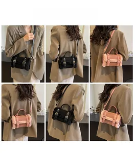 Viste dettagliate della borsa di peluche indossata da modella in nero e rosa
