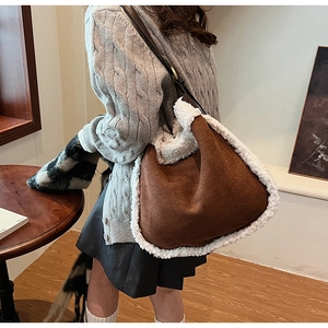 Détail du sac bandoulière d'automne en daim avec bordure en fausse fourrure et lanière en cuir