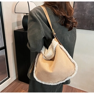 Borsa a spalla in camoscio kaki con bordo in pile bianco indossata da una modella