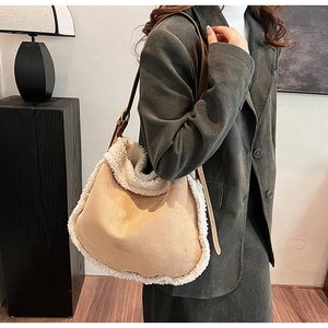 Détail d'un sac à bandoulière en daim chamois avec bordure en fausse fourrure blanche