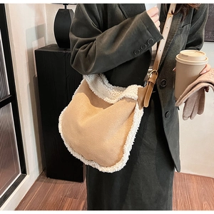 Détail du sac bandoulière camel avec bordure en fausse fourrure blanche et sangle réglable