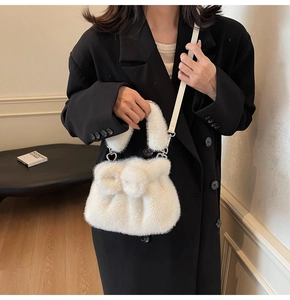 Détail du sac à main blanc en peluche avec grand nœud et boucle en métal en forme de cœur