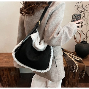 Détail du sac à bandoulière en peluche noir et blanc avec sangle en cuir et boucle en métal