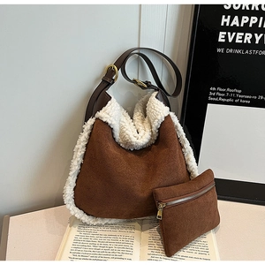 Détail du sac cabas en daim marron avec bordure en sherpa et pochette assortie