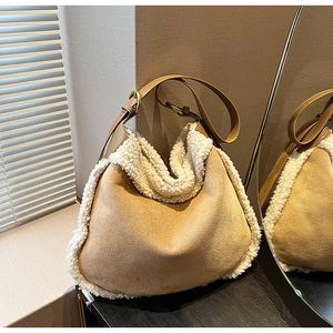 Détail du sac à bandoulière en daim marron avec bordure en sherpa crème et lanière en cuir